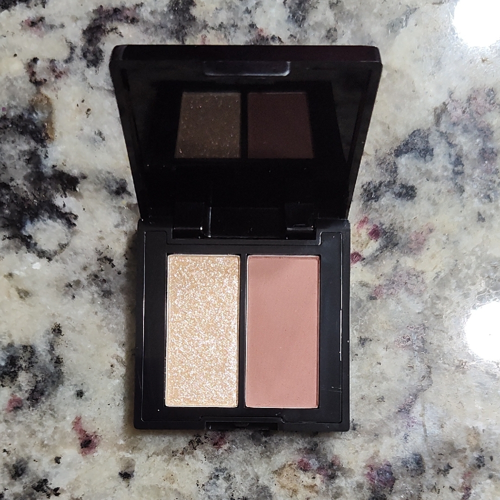 Glamorous Eyeshadow Duo with Shimmering Gold and Matte Brown